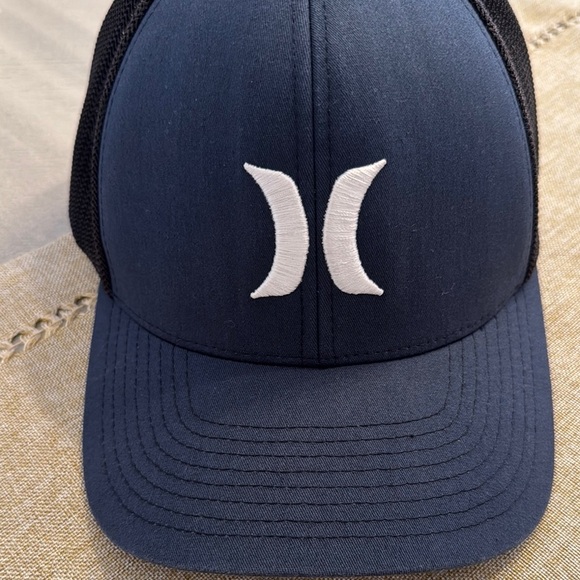 Hurley Navy and Black Mesh Cap - Picture 2 of 6